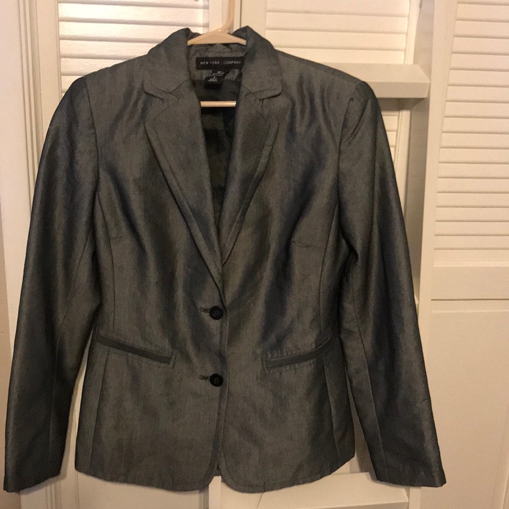 Fun and easy to wear blazer.  Very comfortable!